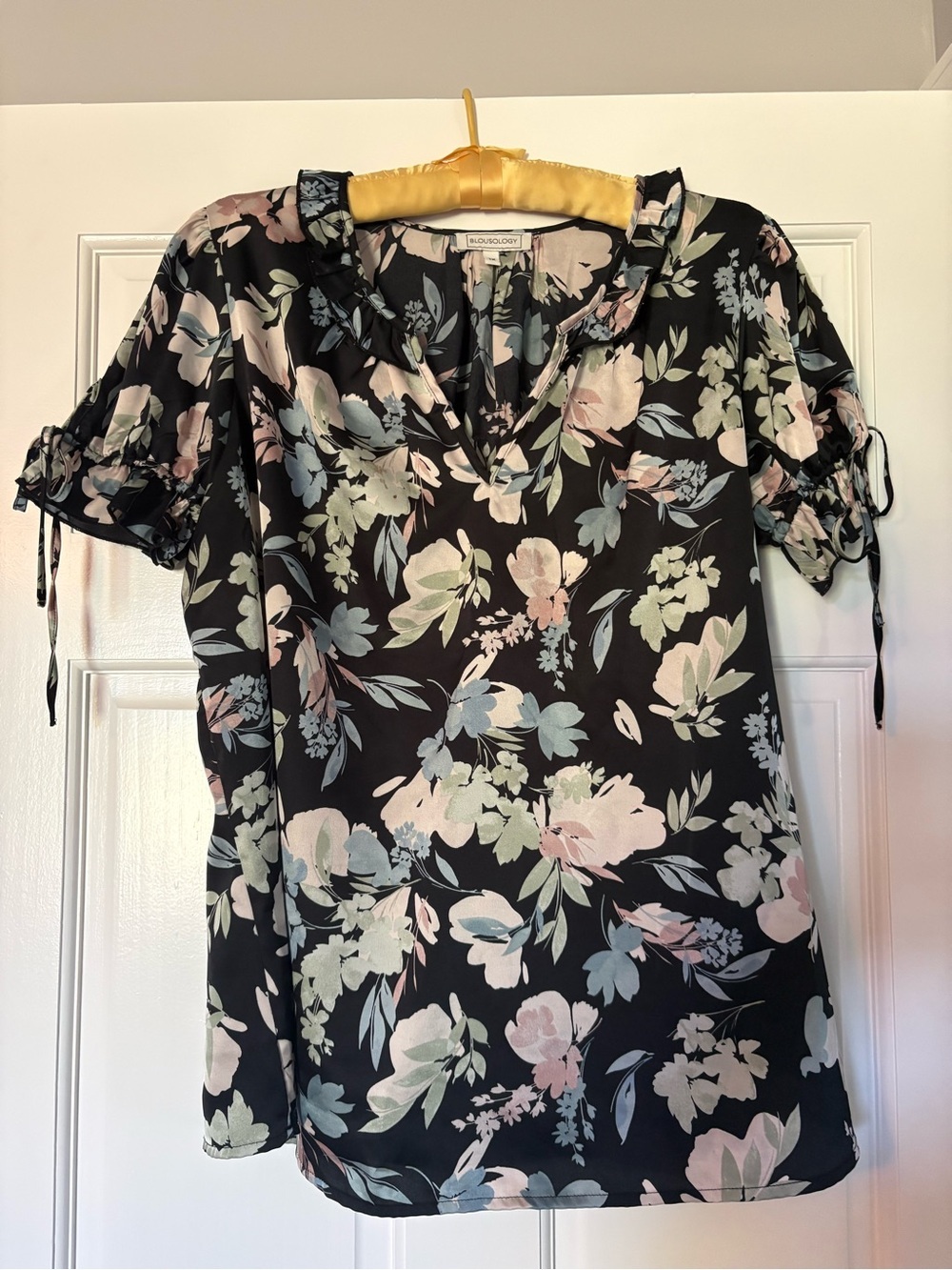Blousology Floral V-Neck Short Sleeve Blouse in Black Size 1X
